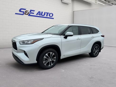 Used 2025 Toyota Highlander XLE AWD/4WD image 1
