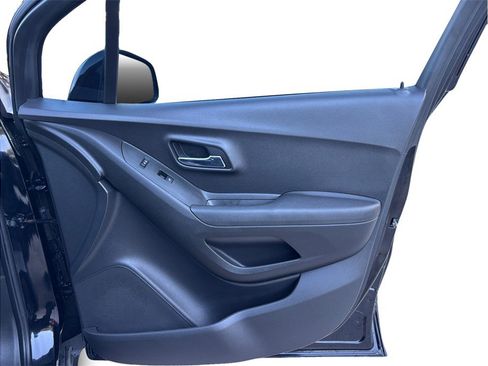 Used 2019 Chevrolet Trax LS image 32