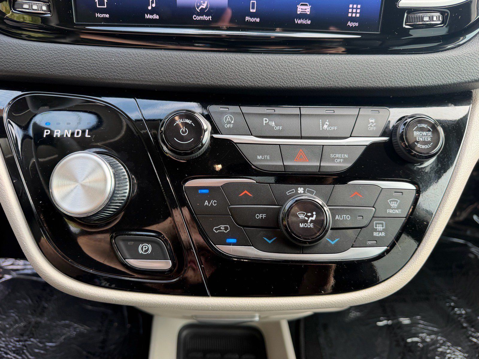 Used 2024 Chrysler Pacifica Touring-L FWD image 37