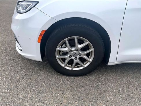 Used 2023 Chrysler Pacifica Touring-L image 4