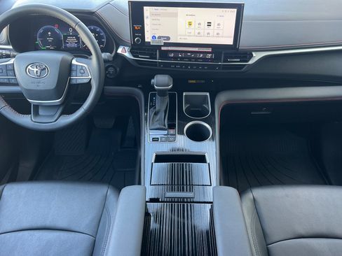 Used 2025 Toyota Sienna XSE w/ XSE Plus Package FWD image 13