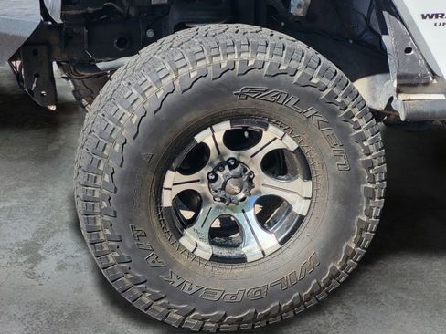 Used 2017 Jeep Wrangler Unlimited Rubicon w/ Connectivity Group AWD/4WD image 21