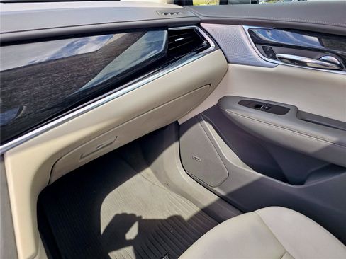 Used 2022 Cadillac XT6 Premium Luxury w/ Technology Package FWD image 25
