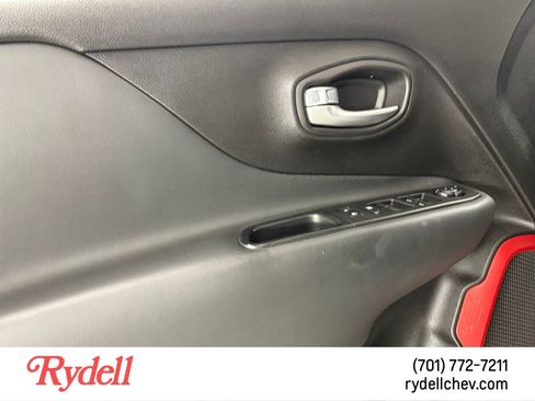 Used 2017 Jeep Renegade Trailhawk AWD/4WD image 11