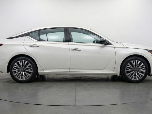 Used 2025 Nissan Altima 2.5 SV FWD image 11