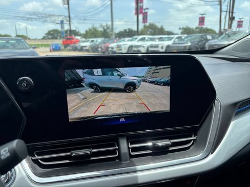 Used 2025 Chevrolet Trax LT FWD image 22