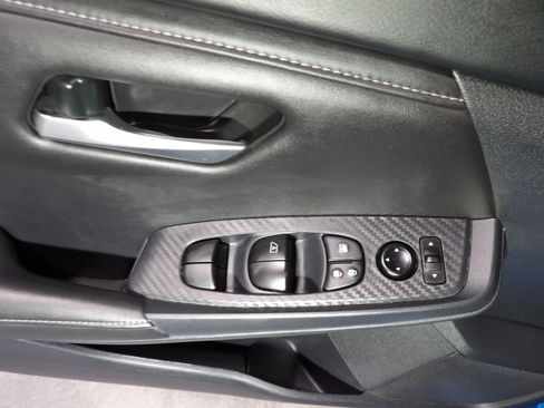 Used 2025 Nissan Sentra SV image 9