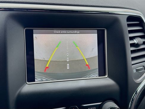 Used 2019 Jeep Grand Cherokee Laredo RWD image 10