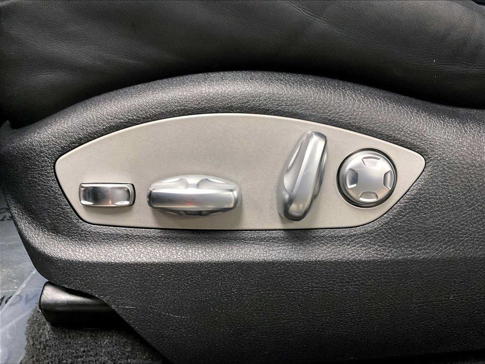 Certified 2023 Porsche Macan AWD/4WD image 38