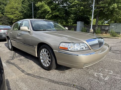 Used 2006 Lincoln Town Car Signature RWD image 1