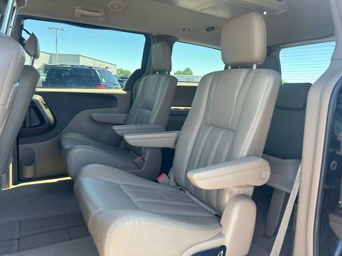 Used 2015 Chrysler Town & Country Touring FWD image 6