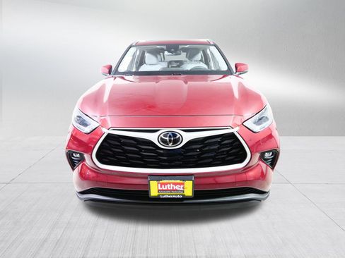Used 2021 Toyota Highlander XLE image 2
