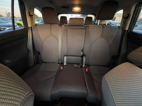 Used 2025 Toyota Highlander LE image 40