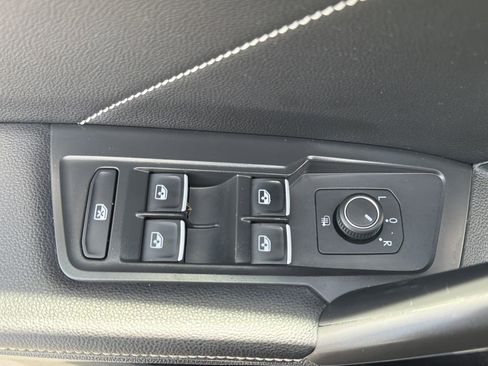 Used 2022 Volkswagen Tiguan SE FWD image 16