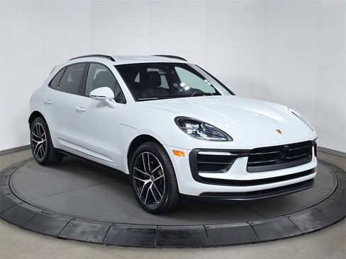 Certified 2025 Porsche Macan image 9