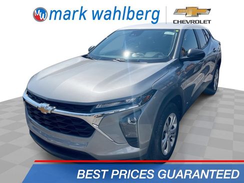 Used 2024 Chevrolet Trax LS w/ Driver Confidence Package FWD image 1