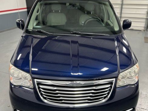 Used 2013 Chrysler Town & Country Touring image 11