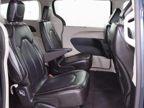 Used 2023 Chrysler Pacifica Touring-L FWD image 19