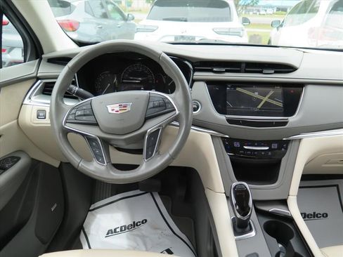 Used 2018 Cadillac XT5 Premium Luxury FWD image 21