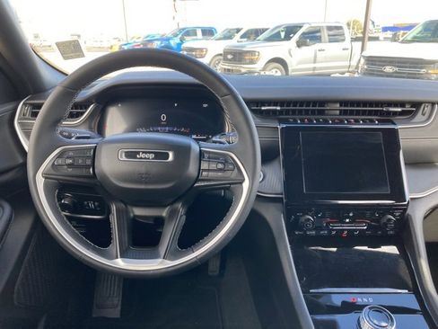 Used 2023 Jeep Grand Cherokee L Laredo image 16