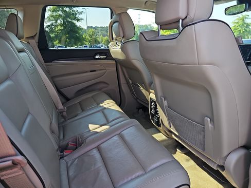 Used 2019 Jeep Grand Cherokee Overland AWD/4WD image 11
