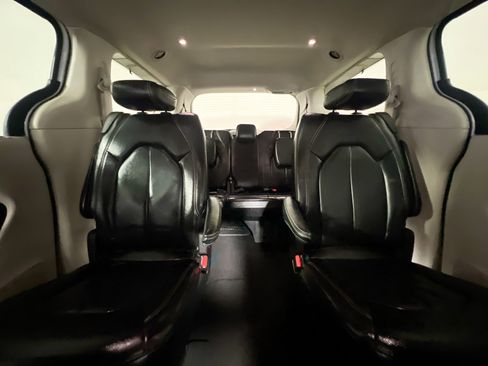 Used 2022 Chrysler Pacifica Touring-L FWD image 31