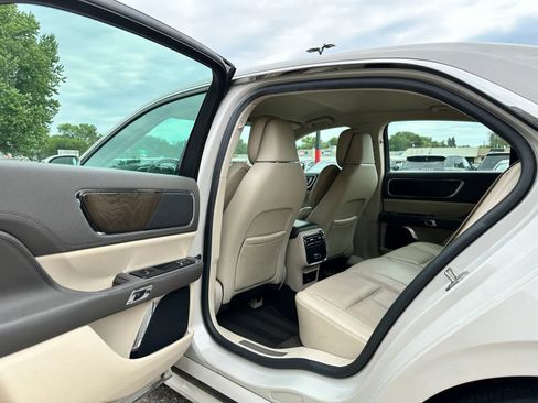 Used 2019 Lincoln Continental Select w/ Continental Climate Package FWD image 11