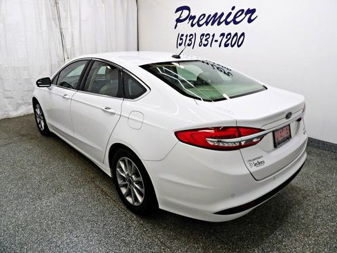 Used 2017 Ford Fusion SE w/ Fusion SE Technology Package FWD image 4