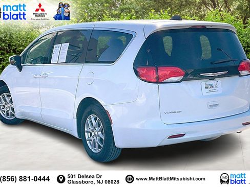 Used 2023 Chrysler Voyager LX image 13
