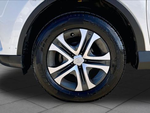 Used 2018 Toyota RAV4 LE FWD image 11