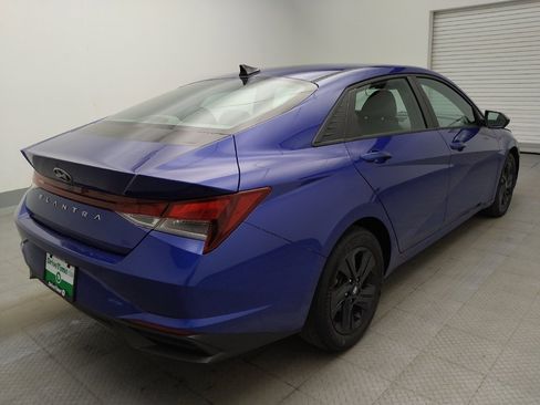 Used 2023 Hyundai Elantra SEL w/ Preferred Accessory Package FWD image 9
