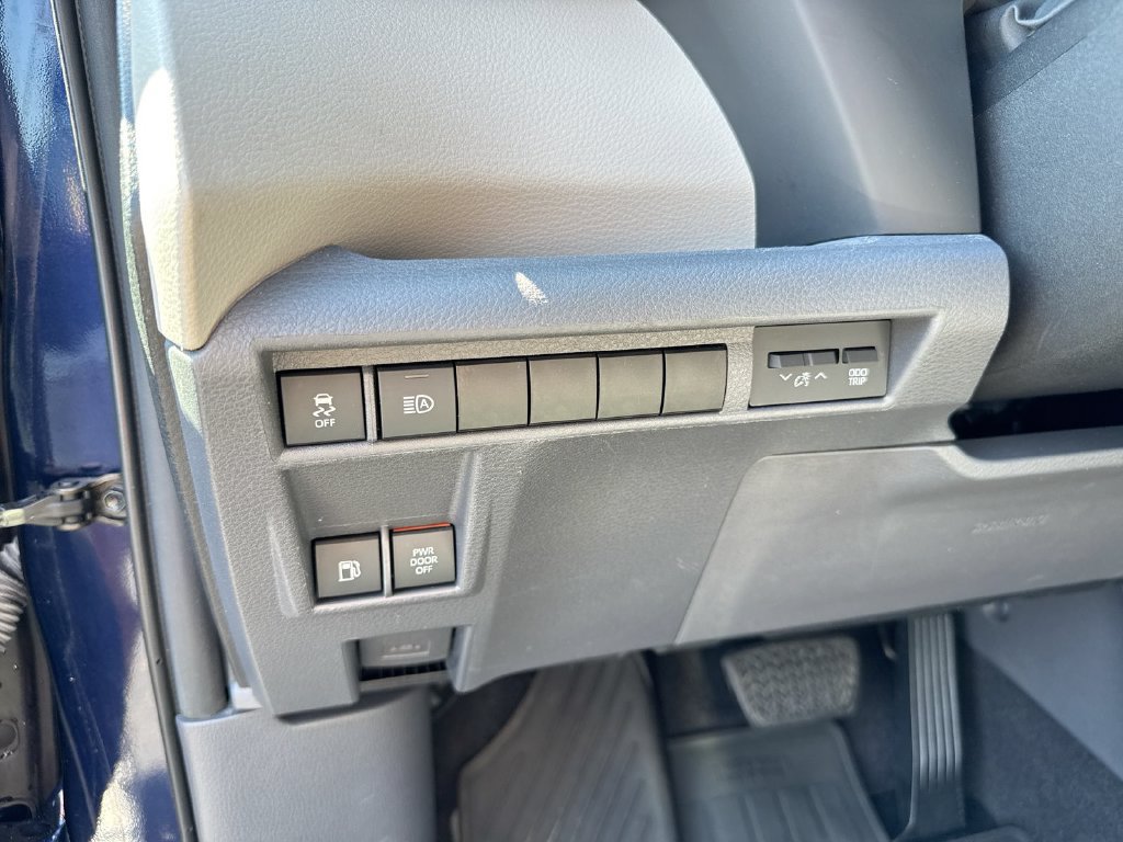 Used 2021 Toyota Sienna Limited FWD image 18