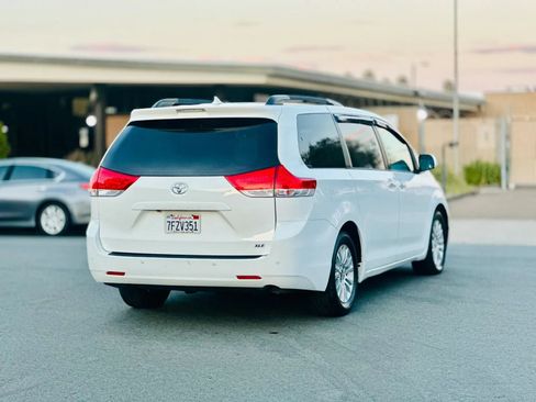Used 2014 Toyota Sienna XLE w/ XLE Premium Package FWD image 5