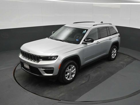 Used 2023 Jeep Grand Cherokee Limited w/ Trailer Tow Prep Group (B) AWD/4WD image 12