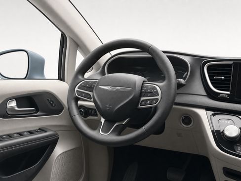 Used 2023 Chrysler Pacifica Touring-L FWD image 11