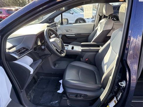 Used 2022 Toyota Sienna XSE image 14