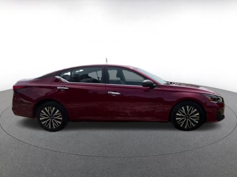 Used 2025 Nissan Altima 2.5 SV FWD image 16