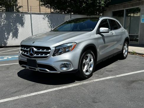 Used 2018 Mercedes-Benz GLA 250 4MATIC w/ Premium Package image 3