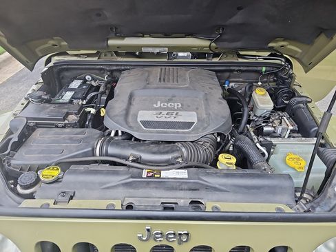 Used 2013 Jeep Wrangler Unlimited Sahara w/ Connectivity Group AWD/4WD image 20