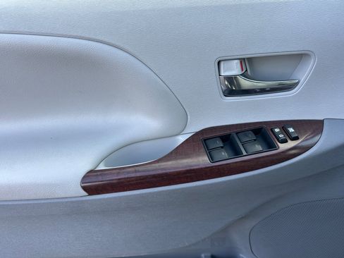 Used 2013 Toyota Sienna XLE image 11