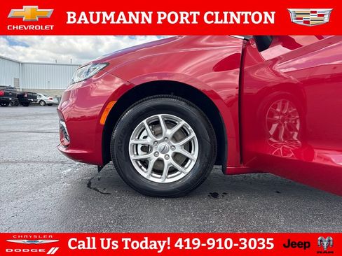 Used 2025 Chrysler Pacifica Select FWD image 28