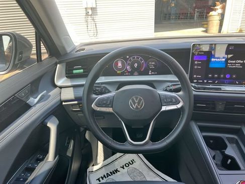 Used 2025 Volkswagen Tiguan SE AWD/4WD image 13