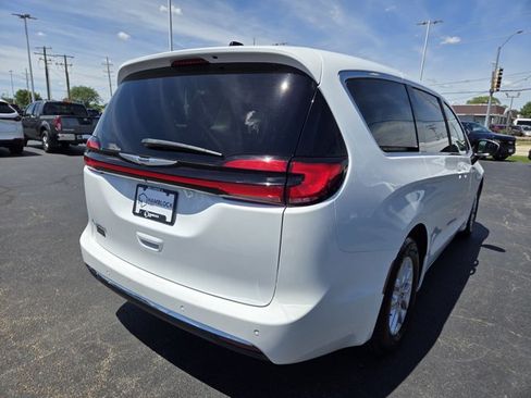 Used 2023 Chrysler Pacifica Touring-L FWD image 5