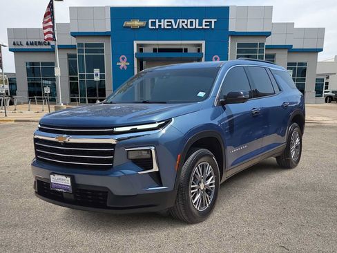 Used 2024 Chevrolet Traverse LT FWD image 1