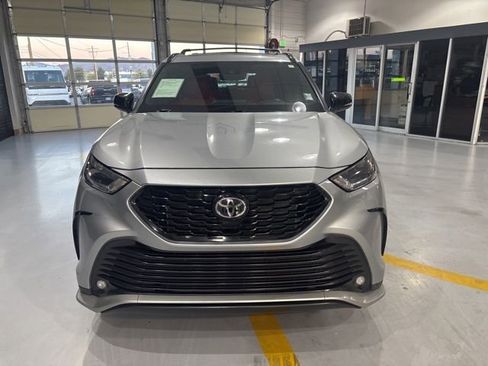 Used 2022 Toyota Highlander XSE image 3