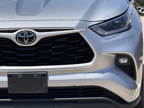Used 2021 Toyota Highlander XLE AWD/4WD image 9