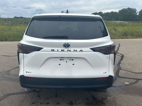 Used 2025 Toyota Sienna LE FWD image 4