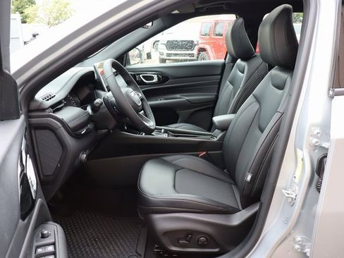 New 2025 Jeep Compass Latitude w/ Sun & Sound Group image 9