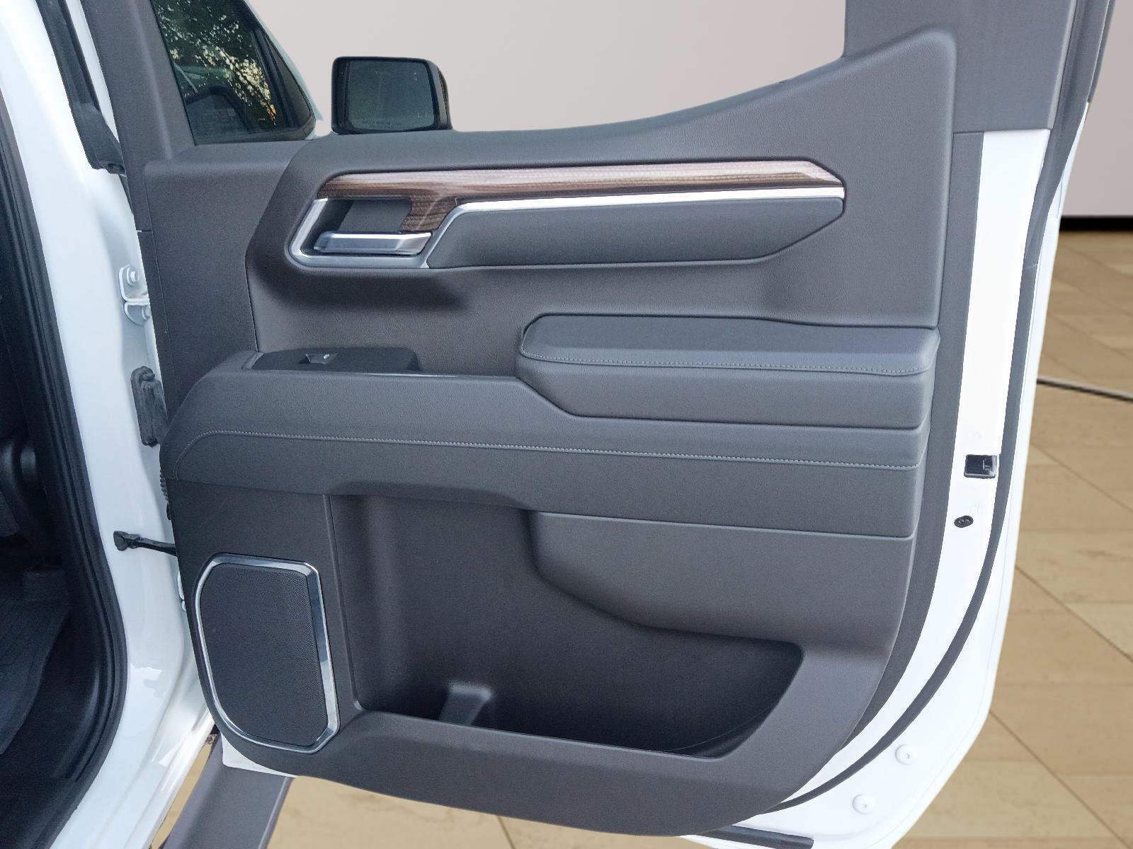 Used 2025 Chevrolet Silverado 1500 LT Trail Boss w/ LT Trail Boss Premium Package AWD/4WD image 28