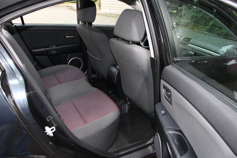 Used 2004 MAZDA MAZDA3 s w/ Moonroof & 6-CD Pkg FWD image 6